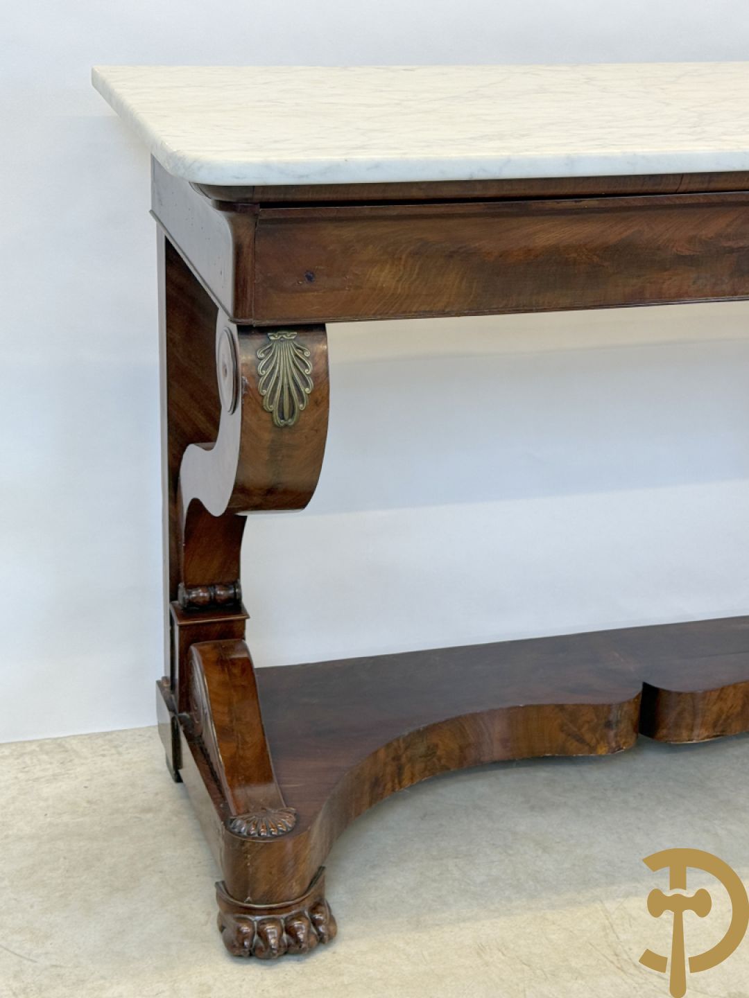 Mahoniehouten console Empire stijl met lade, op voluutvormige klauwepoten en met wit marmeren blad, 19e