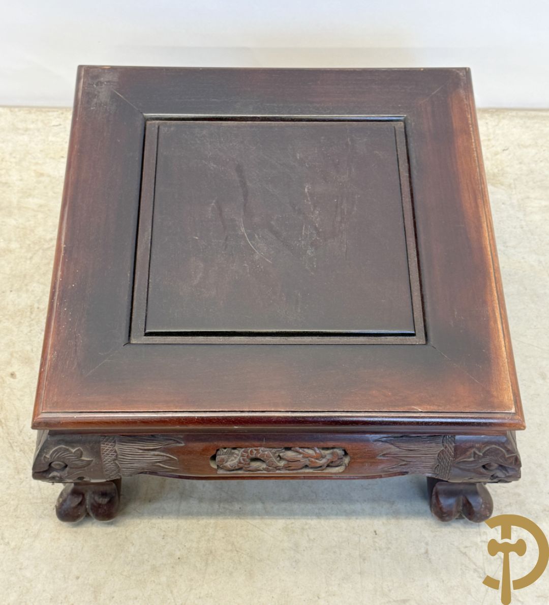 Twee Aziatische gesculpteerde vierkante sokkels