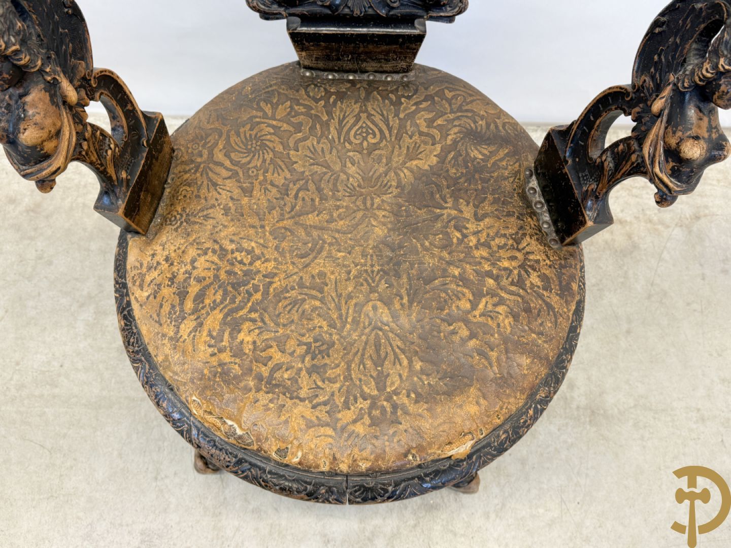 Gesculpteerde draaibare gondelvormige stoel steunend op 4 poten in de vorm van dolfijnen, bovenaan met kariathiden en engelenkoppen