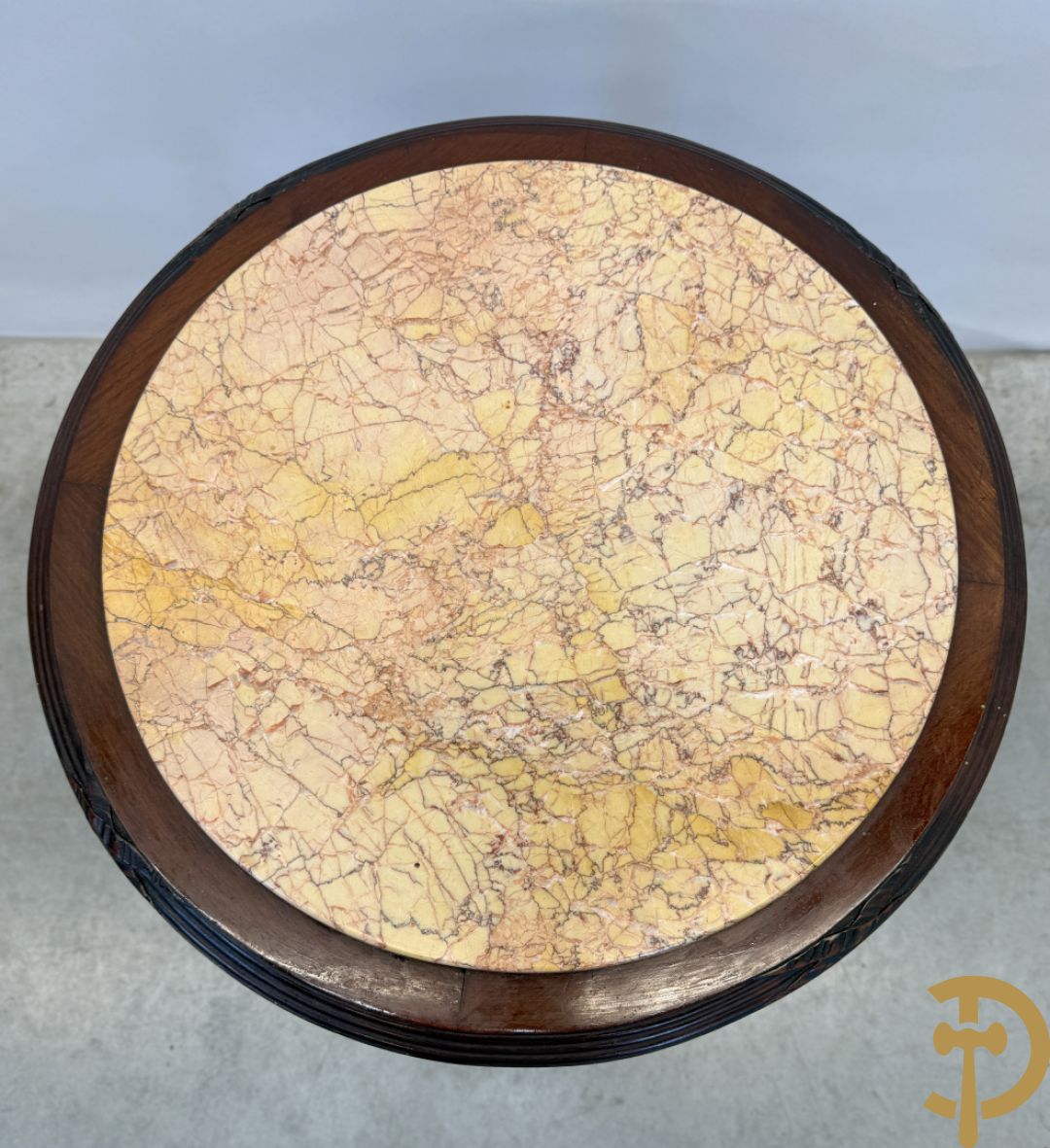 Notelaren bijzettafel met marmeren blad op voluutvormige poten