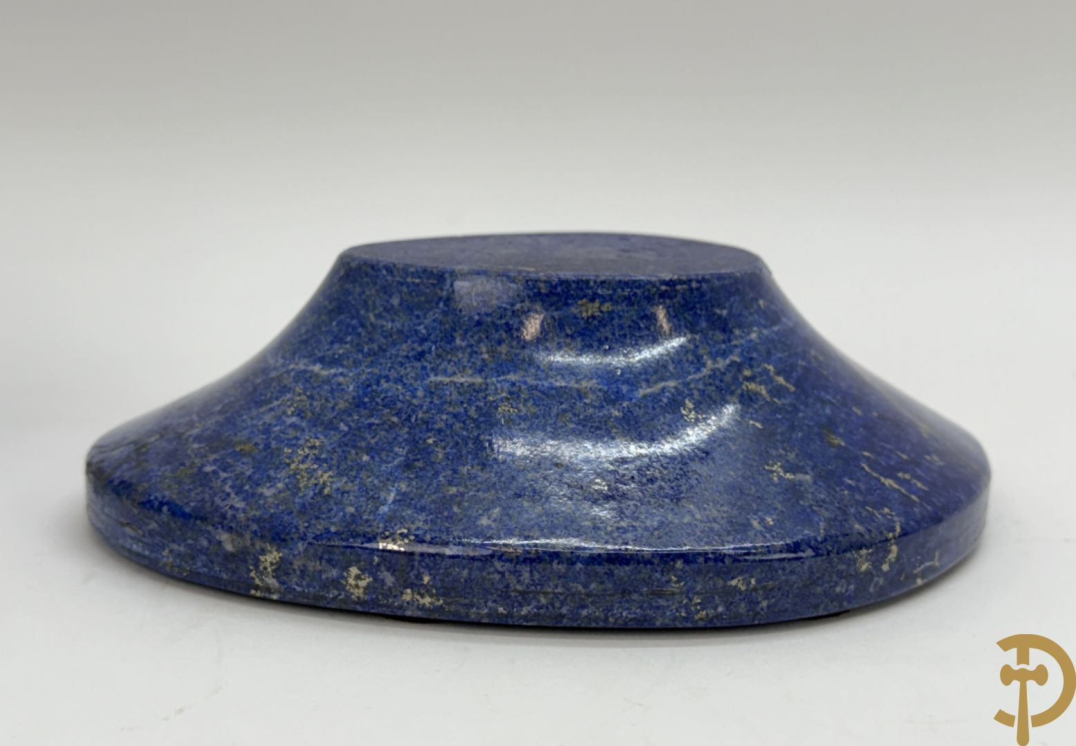 Wolf Helmut (getekend onderaan) twee ledige gepolierde schaal/bowl op voet van halfedelgesteente lapis lazuli met golvende rand onder getekend WOLF H. (Steinbildhauer, Edelsteingestalter, aus Kirschweiler, Idar-Oberstein) - (nieuwprijs 20.000 €)