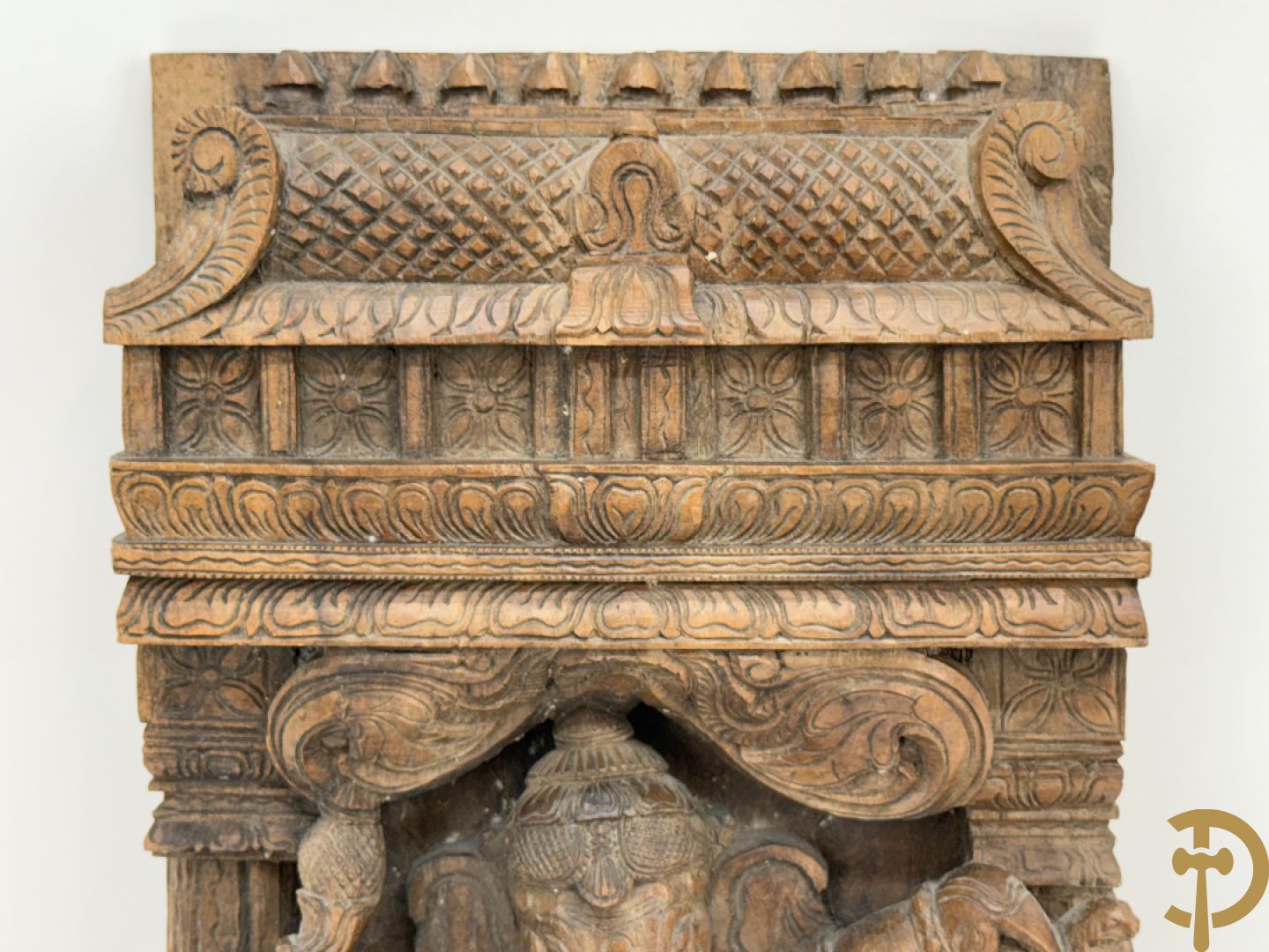 Houtgesculpteerd Aziatisch basrelief van ganesha