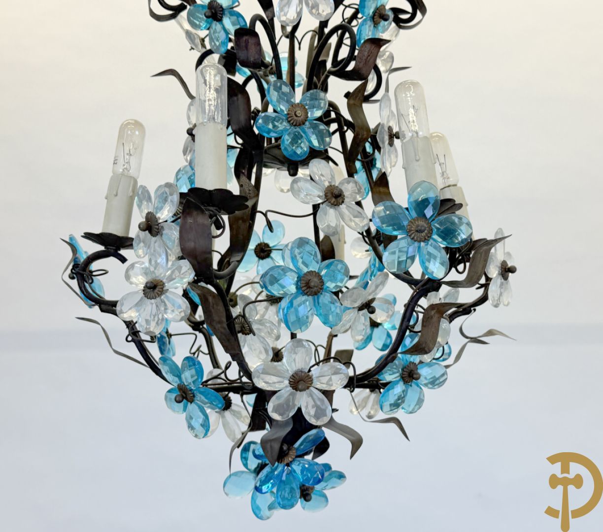 Italiaanse gesmede zesarmige luchter met blauwe glazen bloemmetjes bezet