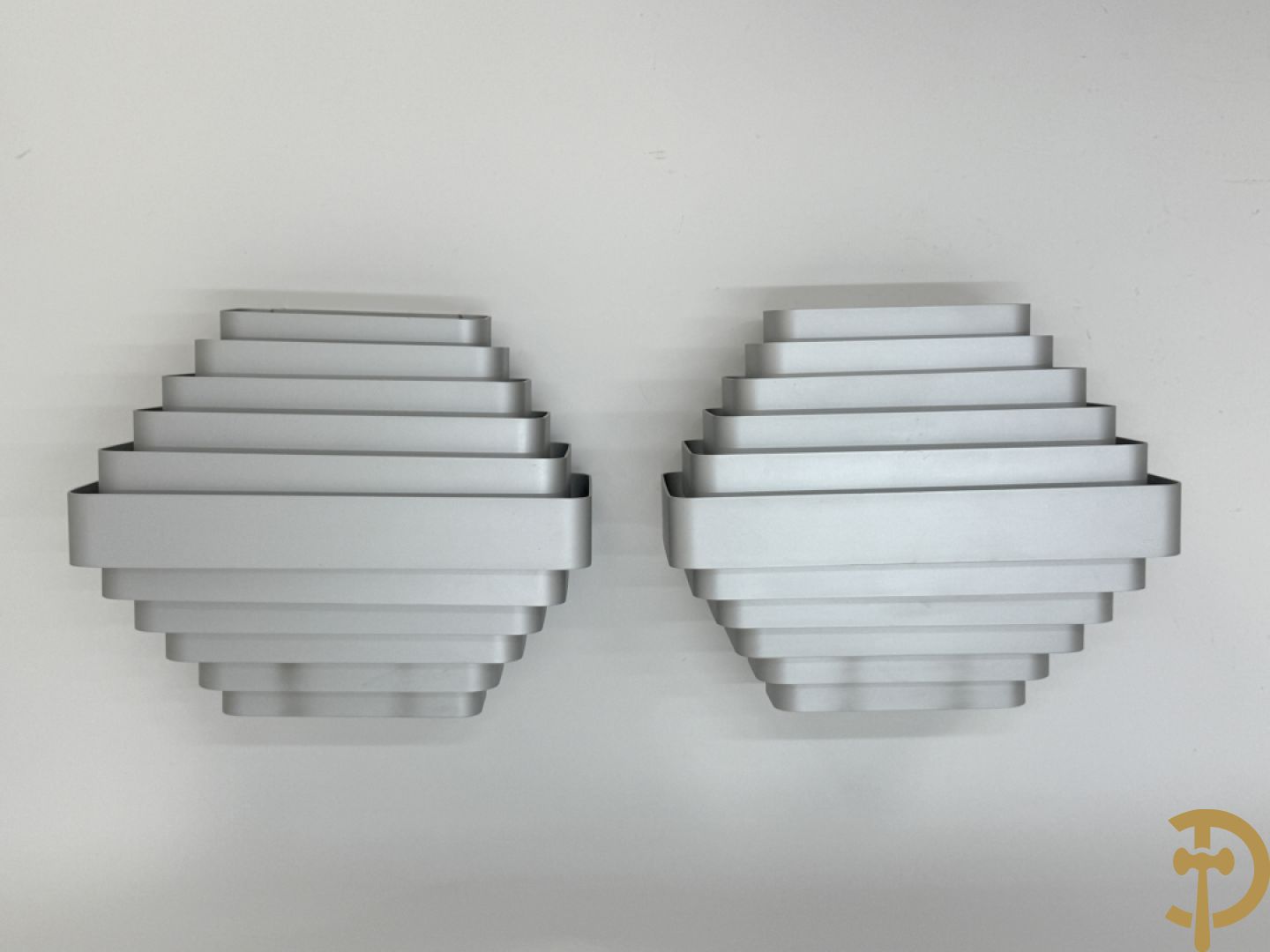 Paar verzilverde wandlampen naar model van Jules Wabbes, uitgegeven door Wever & Ducré