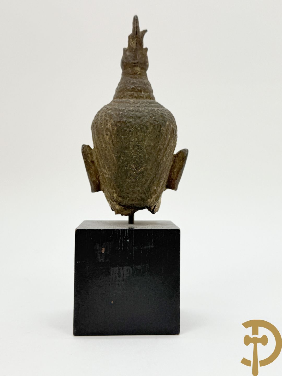 Bronzen zittende boedha in verloren was techniek + fragment van Tibetaans vergulde boedha + bronzen boedhahoofd op houten sokkel