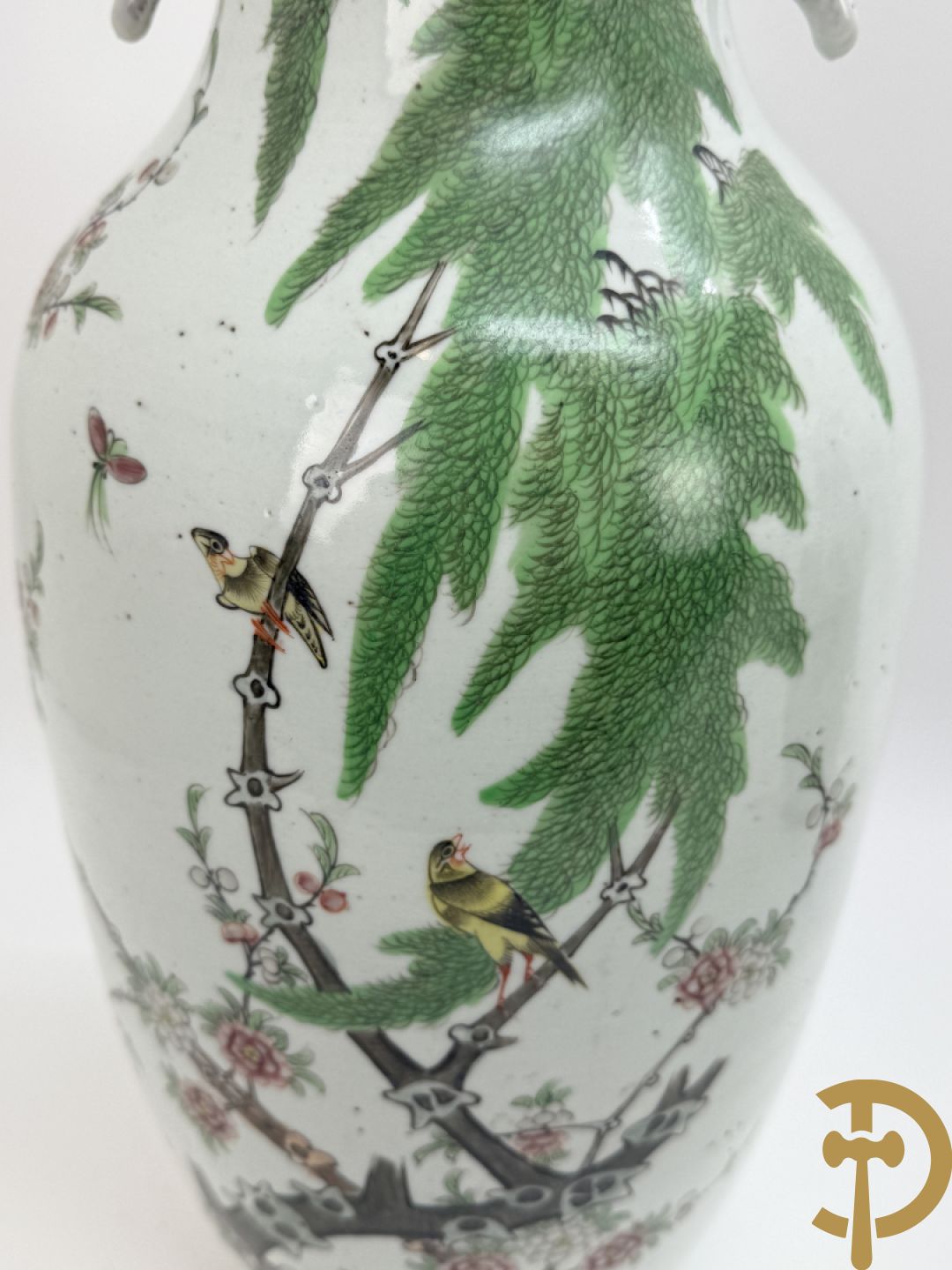 Chinese porseleinen vaas met decor van takken en vogels + Chinese porseleinen vaas met bloemendecor