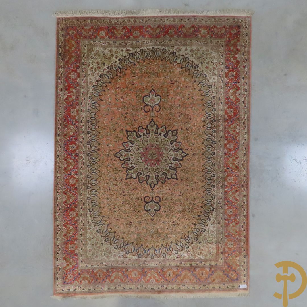 Oosters handgeknoopt tapijt zijde op katoen met centraal medaillon en bloementaferelen