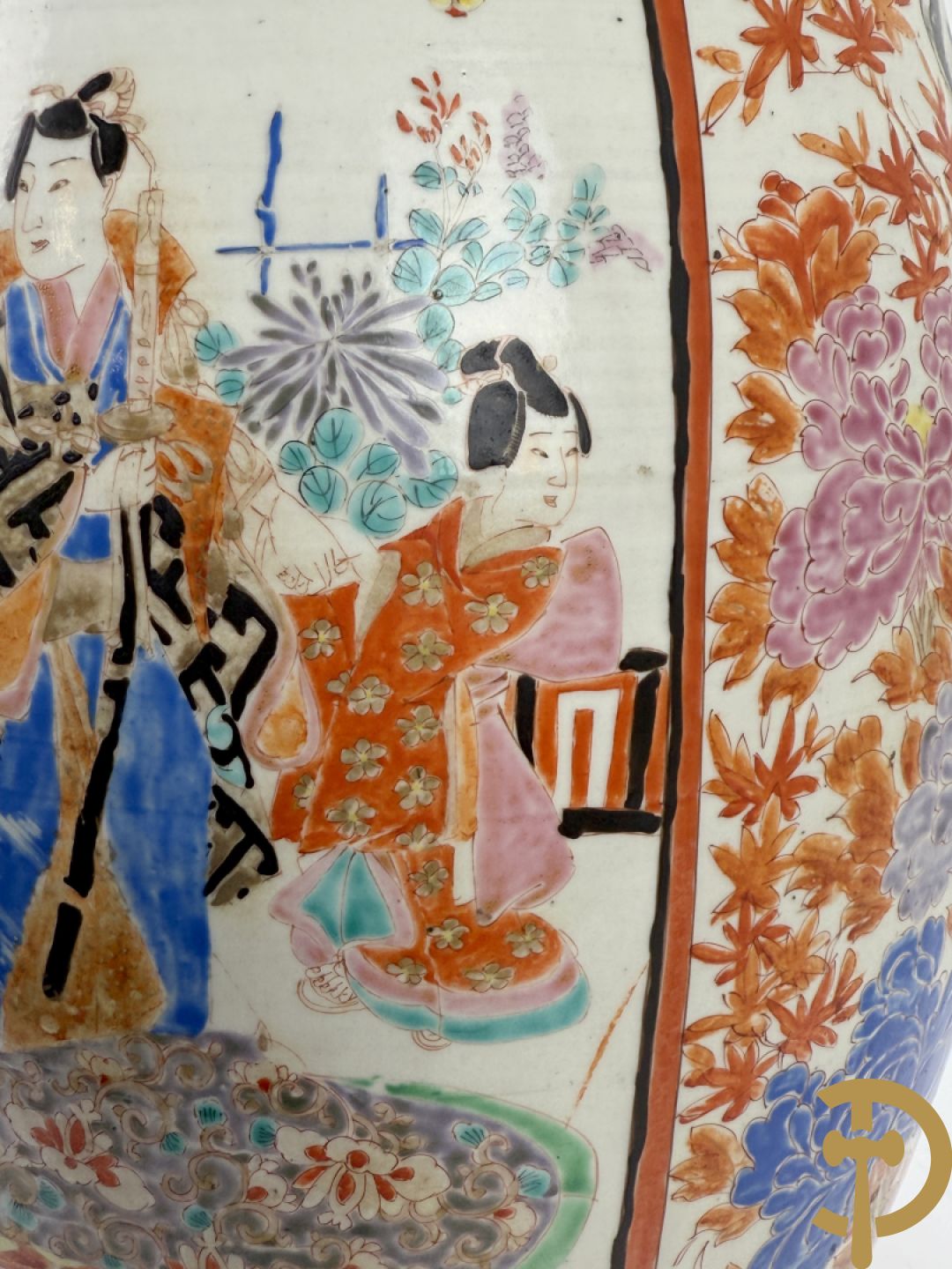 Paar Japanse porseleinen waaiervazen met bloemen en geanimeerd decor