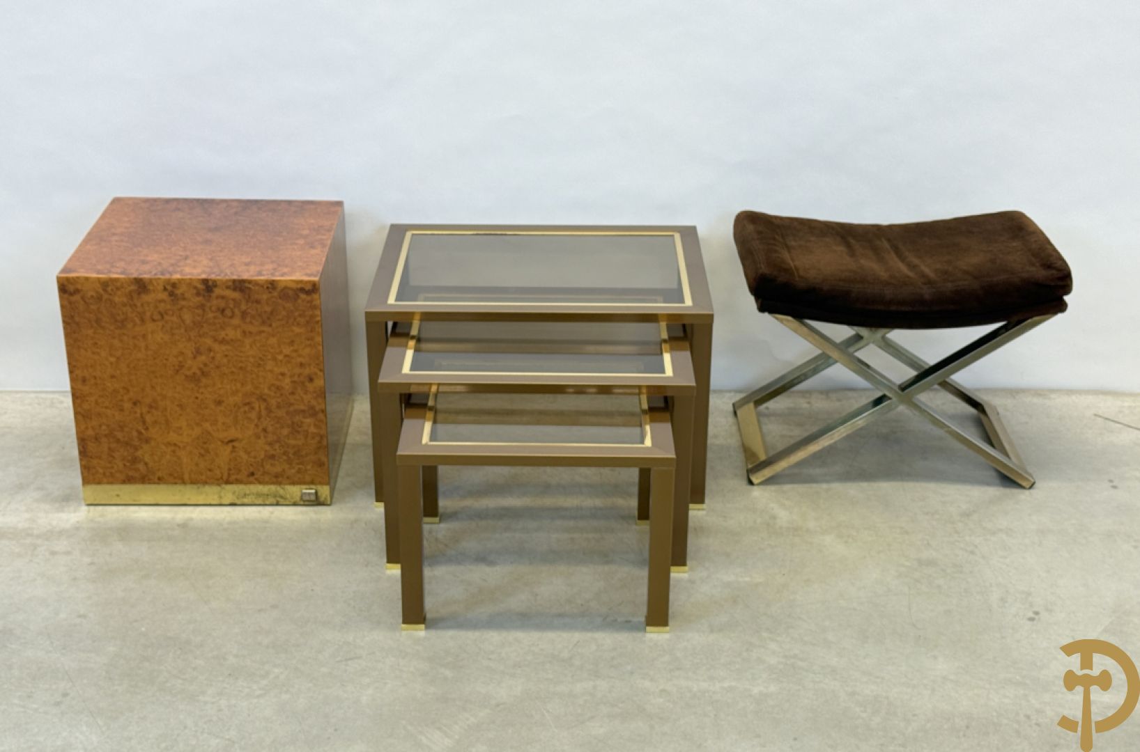 Wortelnotehouten sokkel, Mahay J.C. getekend + poef op koperen onderstel + 3 cigognetafels