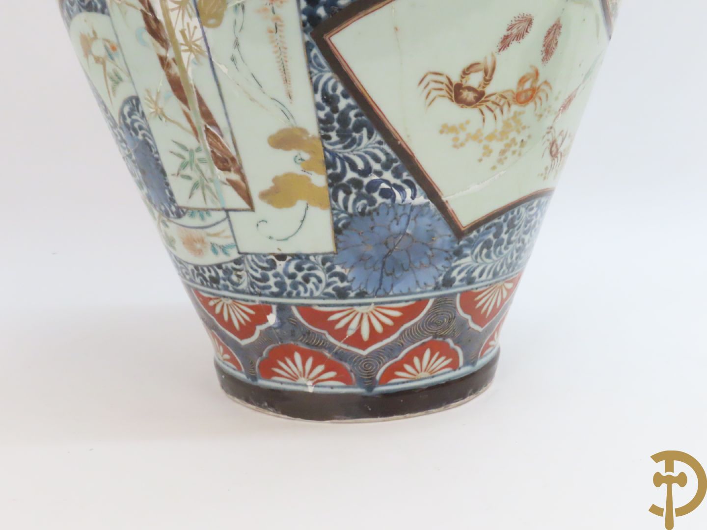 Grote Japanse Imari dekselpotiche bezet met fo hond en natuurtaferelen