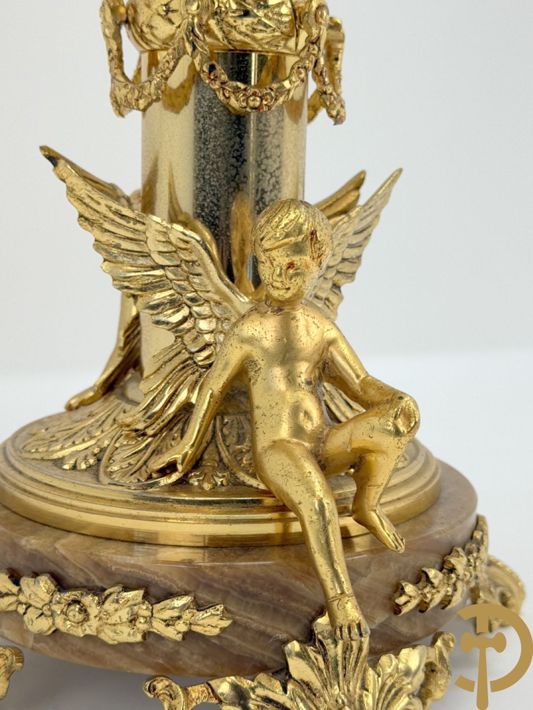 Vuurvergulde bronzen amfoorvaas met basrelief van dame en bezet met cupido