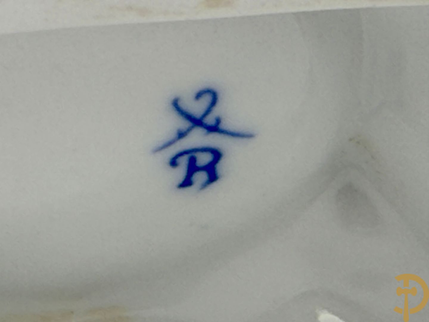 Porseleinen spiegel met cupido en bloemen bezet + porseleinen beeld met cupido en rocailles