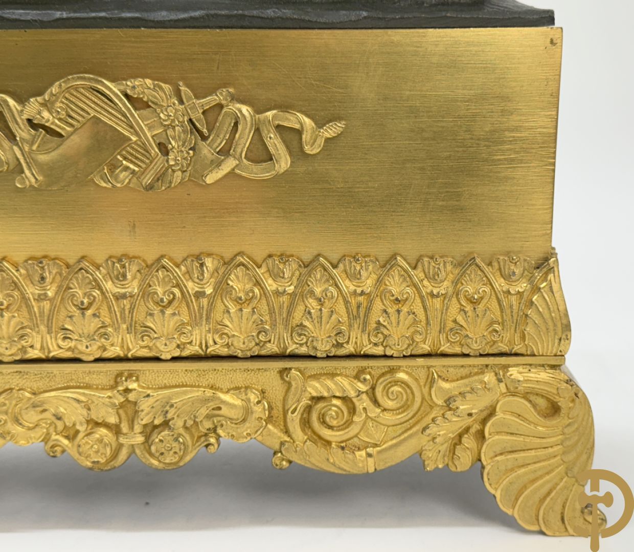 Vergulde pendule met liggende dame en wijzerplaat in blauw email, Charles X