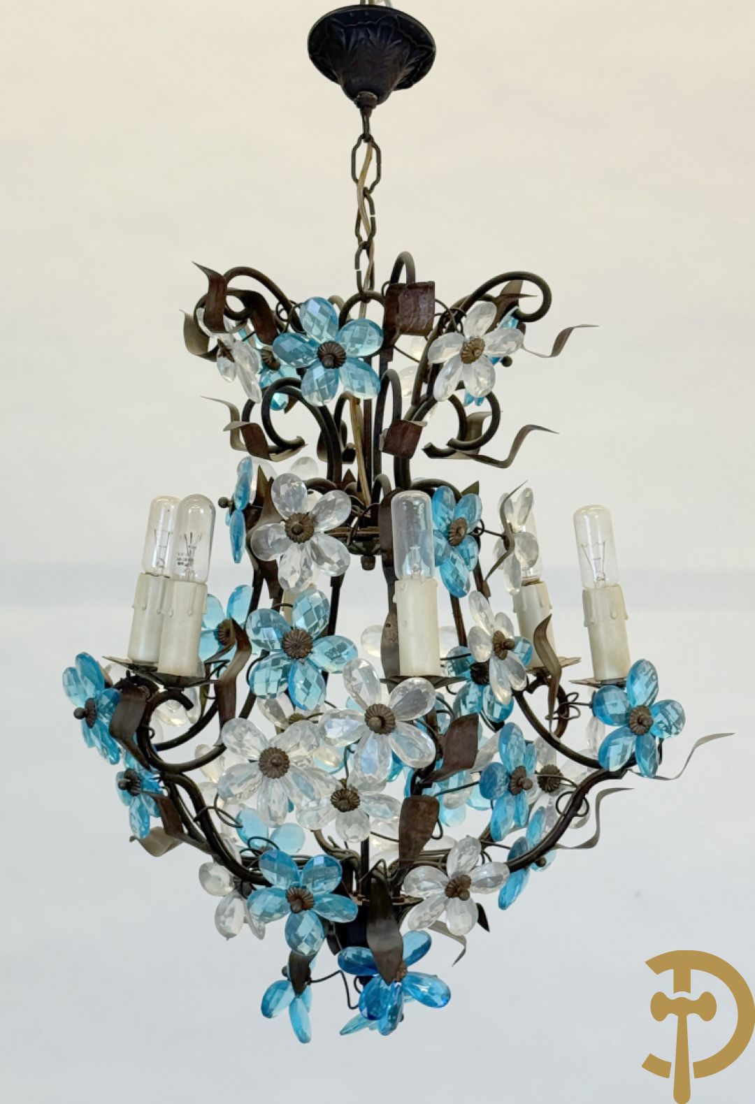 Italiaanse gesmede zesarmige luchter met blauwe glazen bloemmetjes bezet