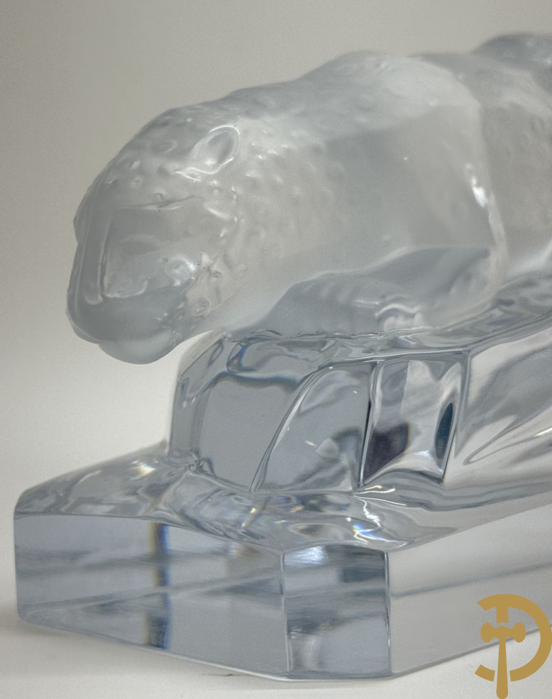 Sluipend luipaard in kristal, Cristal de Sèvres France gemerkt