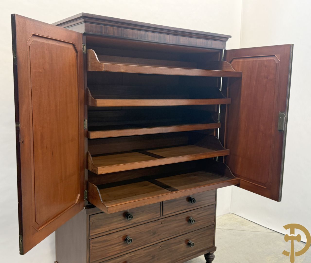 Engelse mahoniehouten linnenpress met 2 deuren bovenaan,  5 uitschuifbare lades in interieur - onderaan met 4 lades