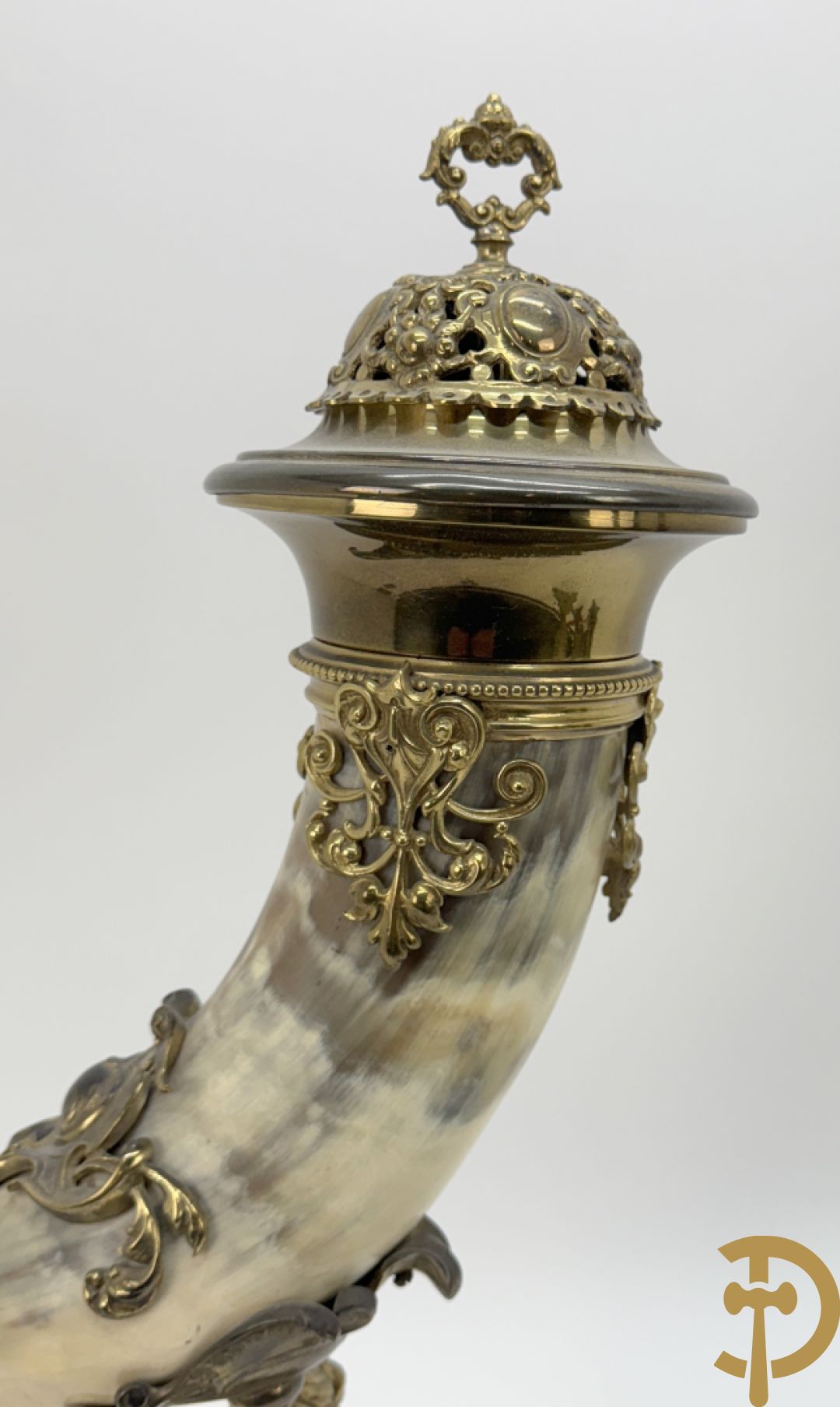 Hoorn met bronzen ornamenten gedragen door bronzen cupido