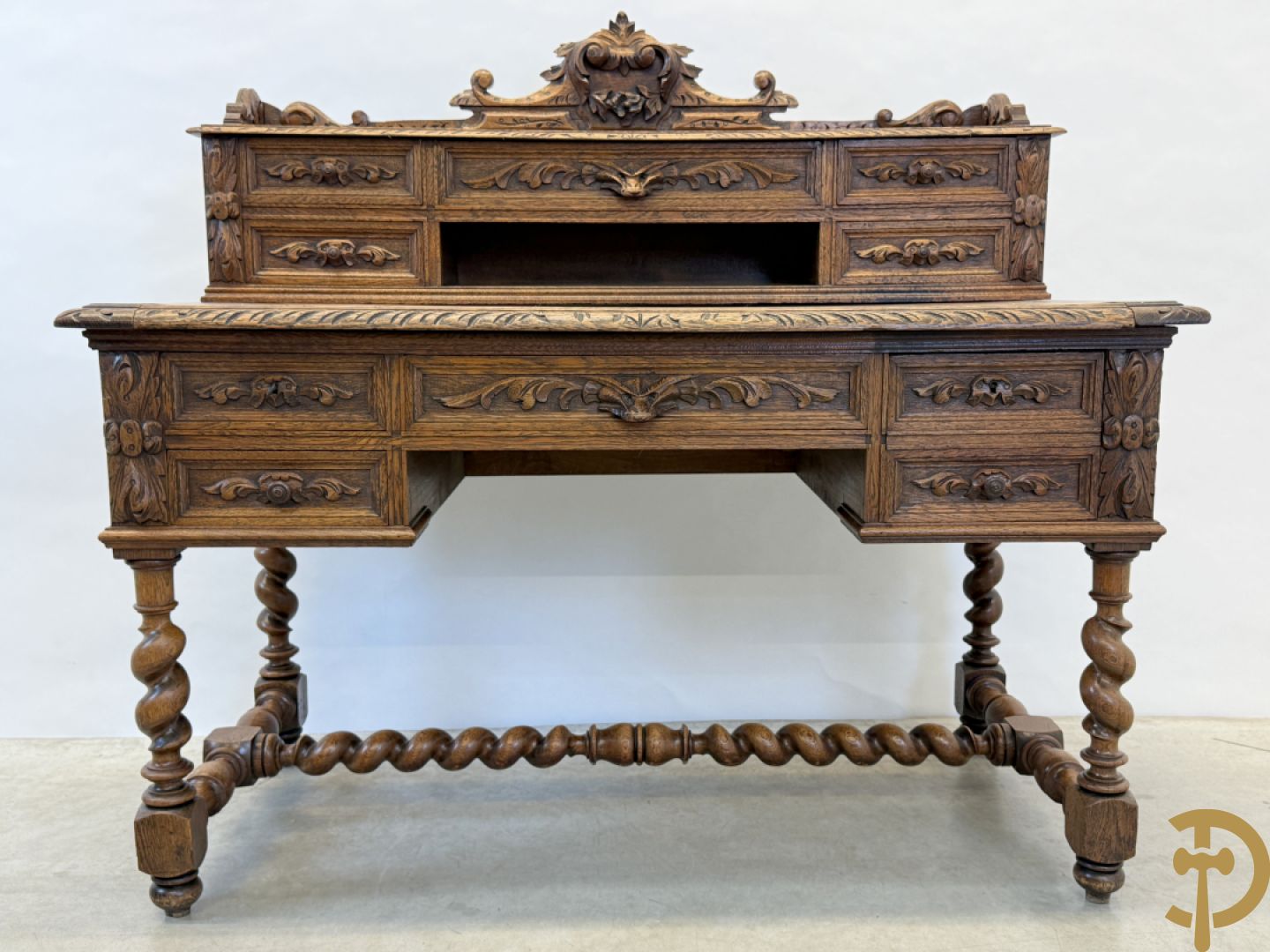 Massief eiken Frans bureel met lades op getorste poten met opstand, 19e