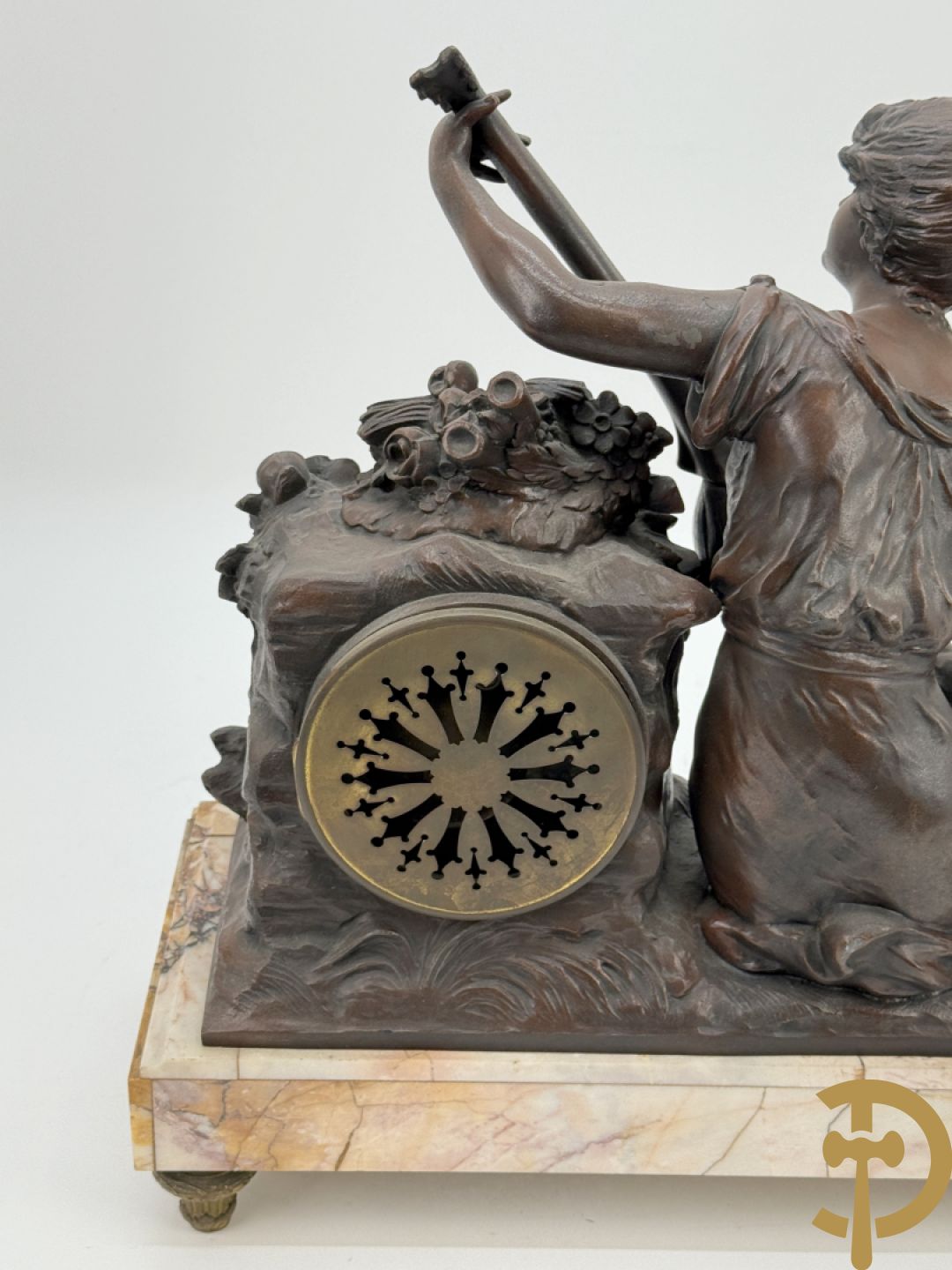 Driedelige zamak garnituur bestaande uit pendule 