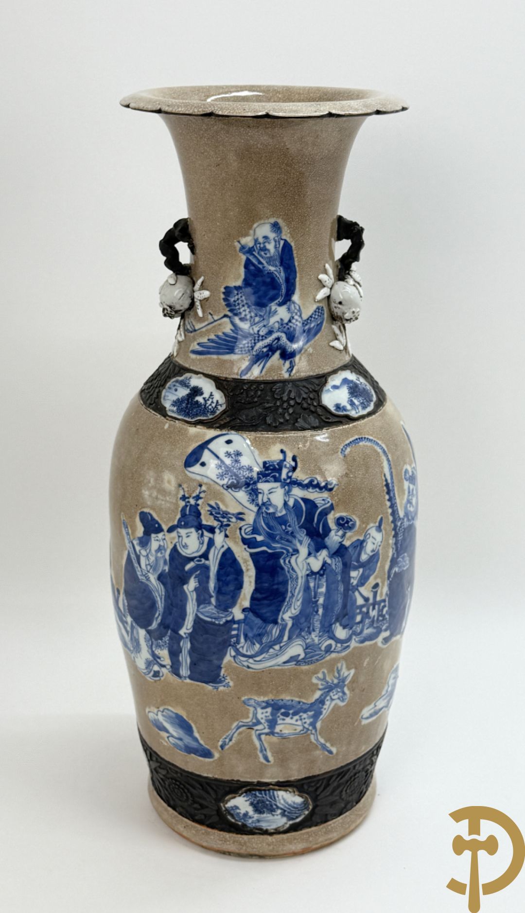 Antieke Chinese Nankin vaas met decor van wijsgeren, onderaan bezet met hert en bovenaan met pioenrozen