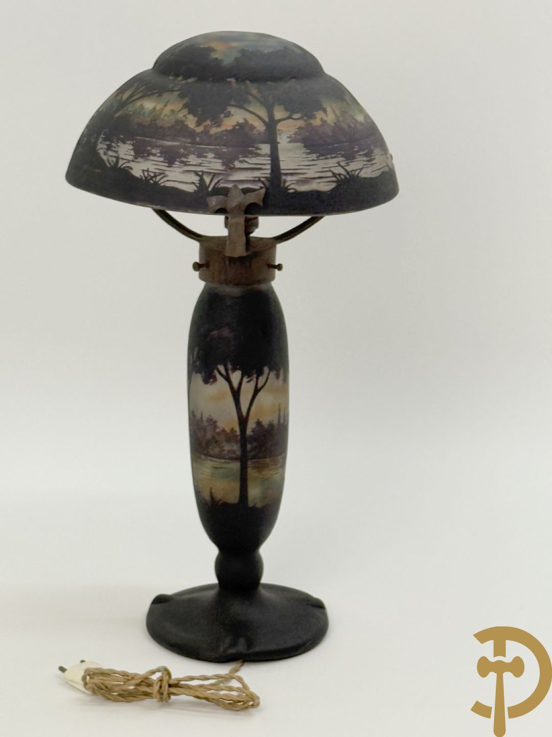 Pate de verre lampadaire Art Deco met geïriseerd lanschapsdecor, Müller Frères Luneville getekend