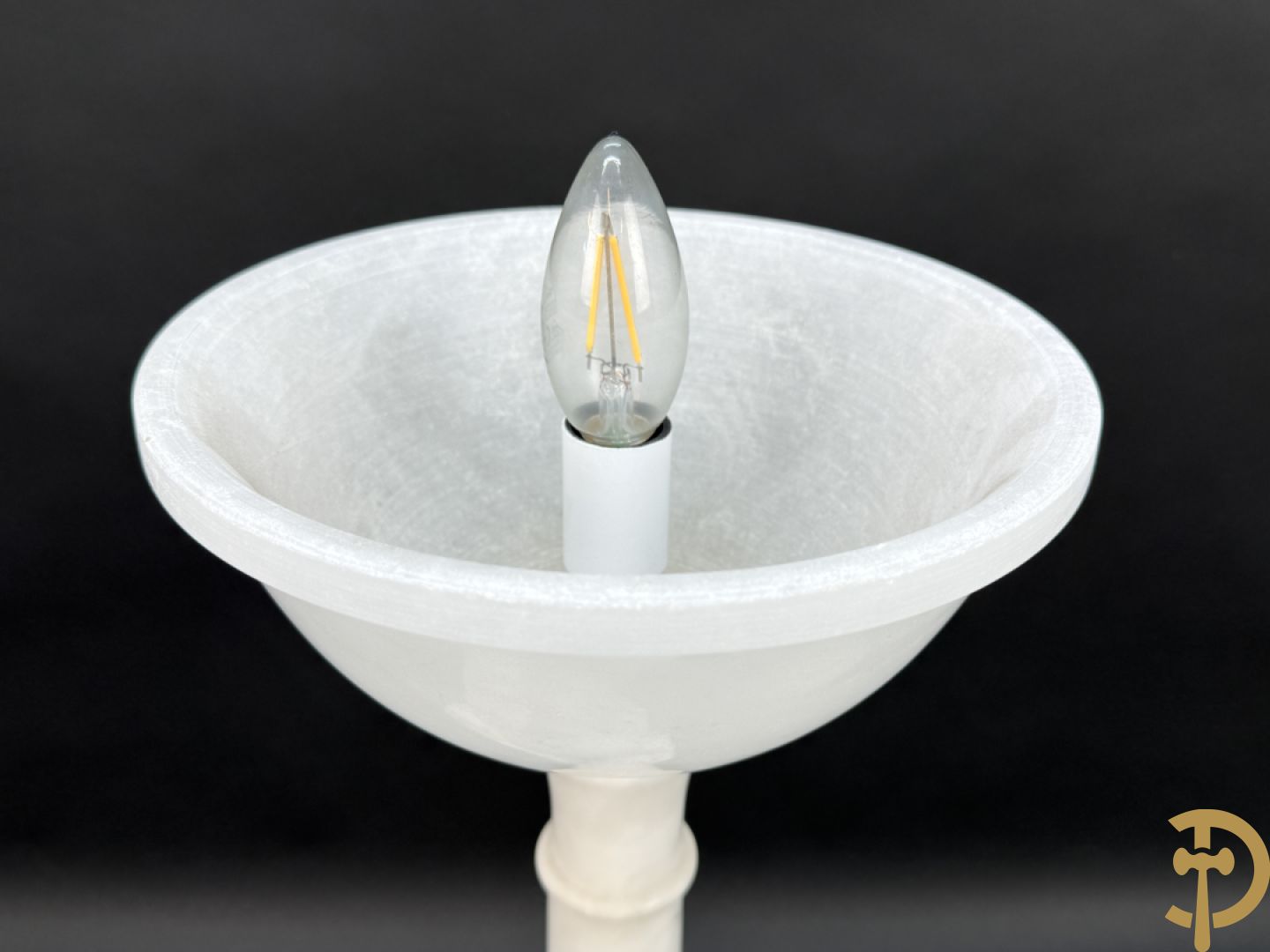 Albast beeld met meisje met poes en lamp