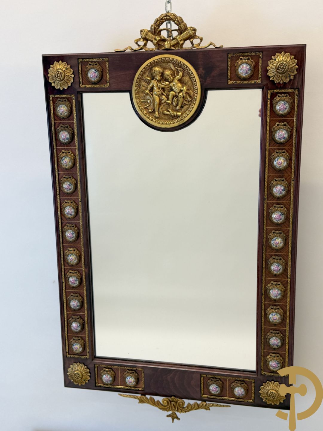 Notelaren console met porseleinen plakkettes met bloemen beschilderd en bronsbeslag + spiegel met porseleinen plakkettes