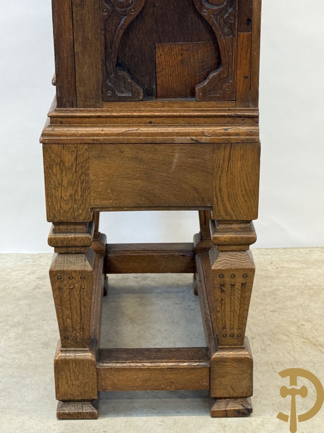 Massief eiken ééndeurskast op onderstel met lade bovenaan, lade onderaan, sculptuur in zijkant en deur