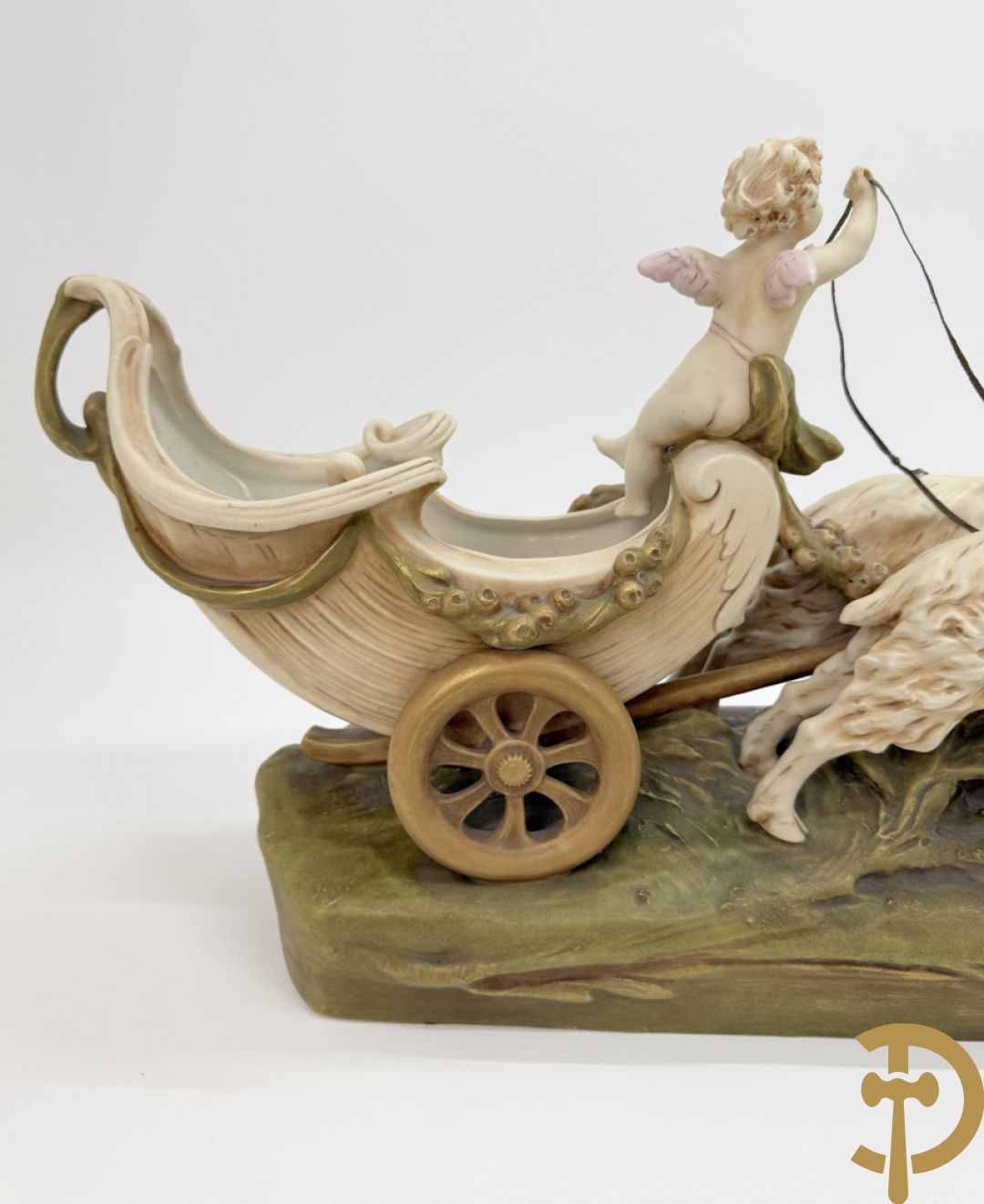 Royal Dux beeld van cupido met 2 rammen op carosse