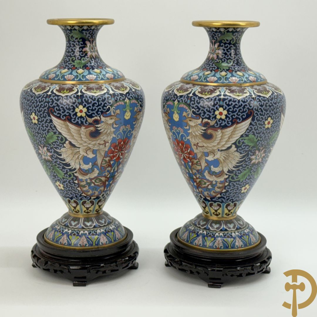 Paar cloisoné vazen met bloemen- en vogeldecor