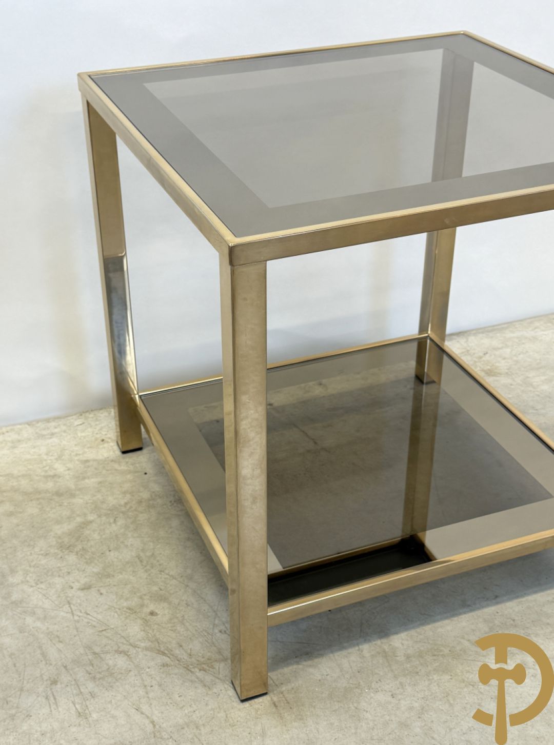 Paar koperen bout de canapé bijzettafels met afgeboord fumé/spiegelglas