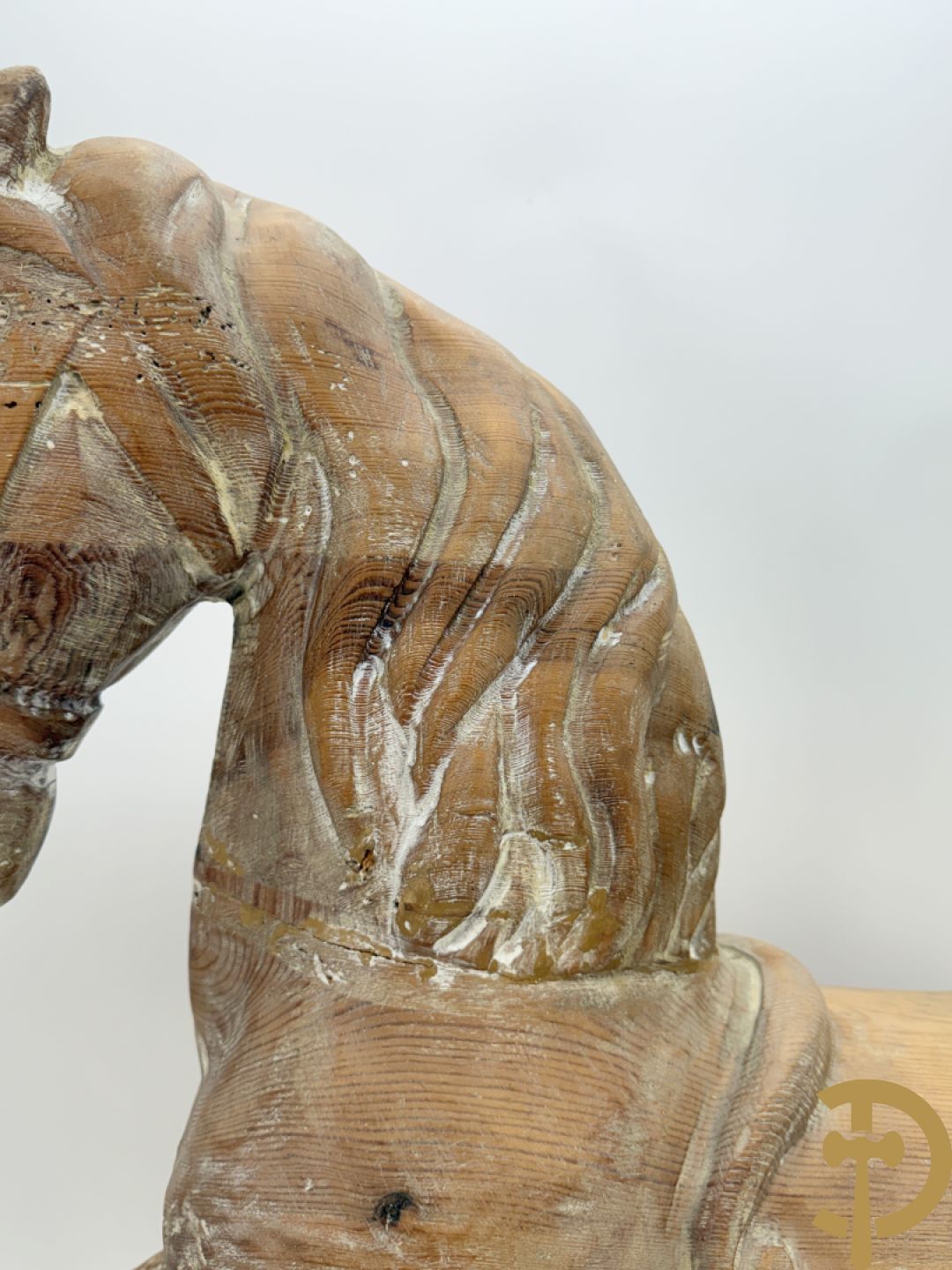 Houtgesculpteerd kinderpaard