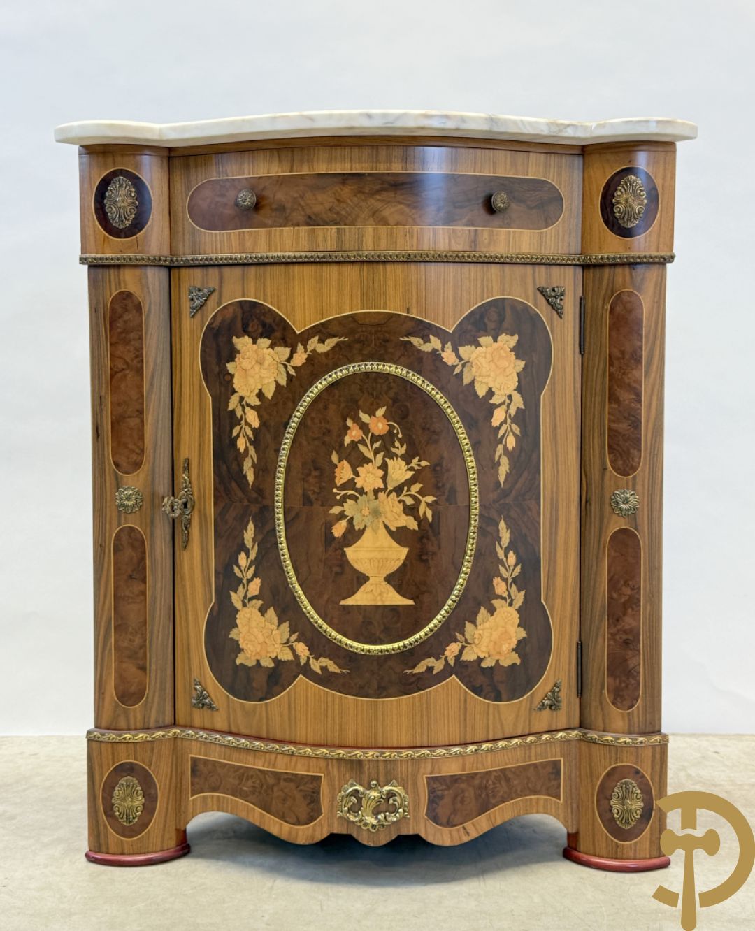 Notelaren hoekkast met lade, bloemenmarketterie en bronsbeslag - bovenaan met wit marmeren blad