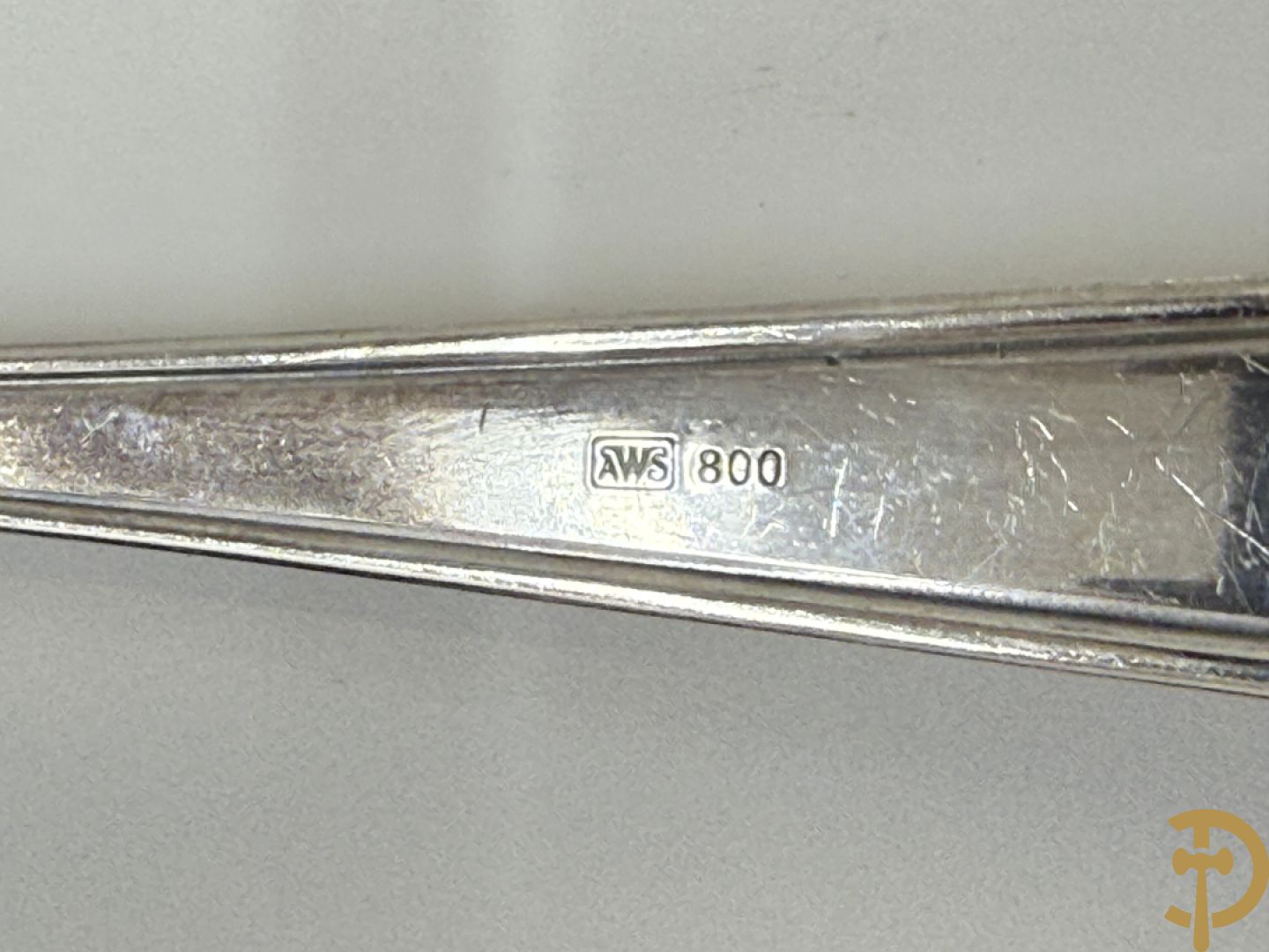 Massief zilveren bestek in koffer, gemerkt AWS 800, bestaande uit 12 vorken, 12 lepels, 12 messen, 12 dessertvorken, 12 dessertlepels, 12 dessertmessen, 12 koffielepels en 12 taartvorkjes + 12 verzilverde  visvorken en vismessen gemerkt Wello + verzilverde soepscheplepel gemerkt Wellner 90