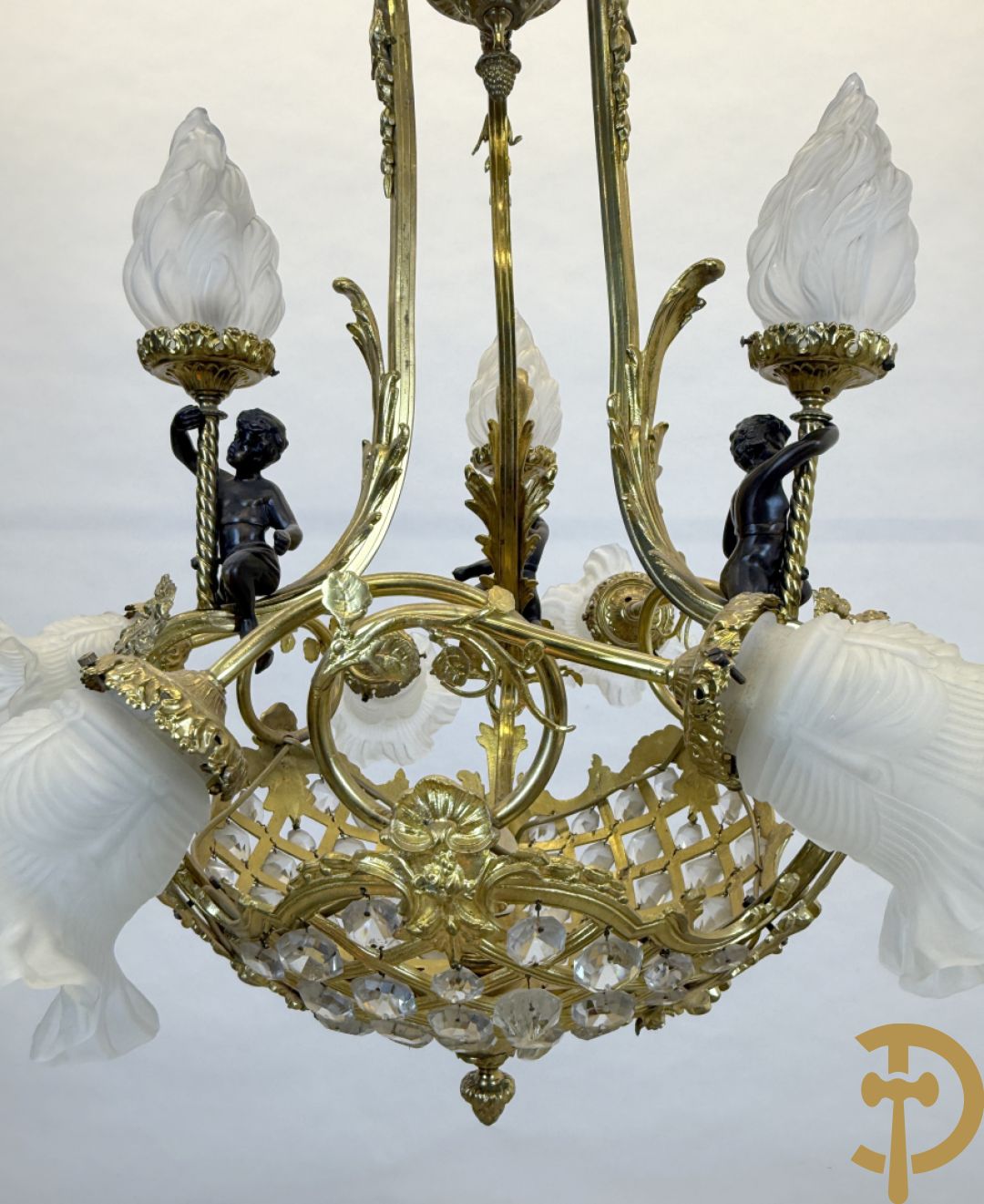 Vuurvergulde bronzen Franse luchter met zes lichtpunten en bezet met diamantvormige kristallen