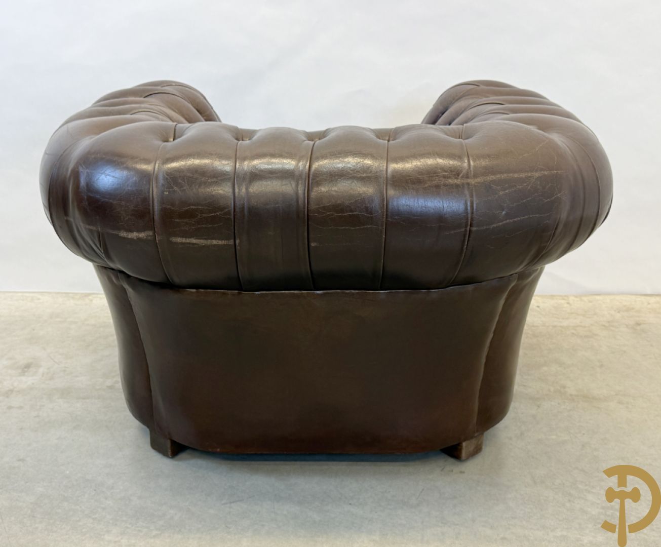 Bruin lederen driezit en club chesterfield