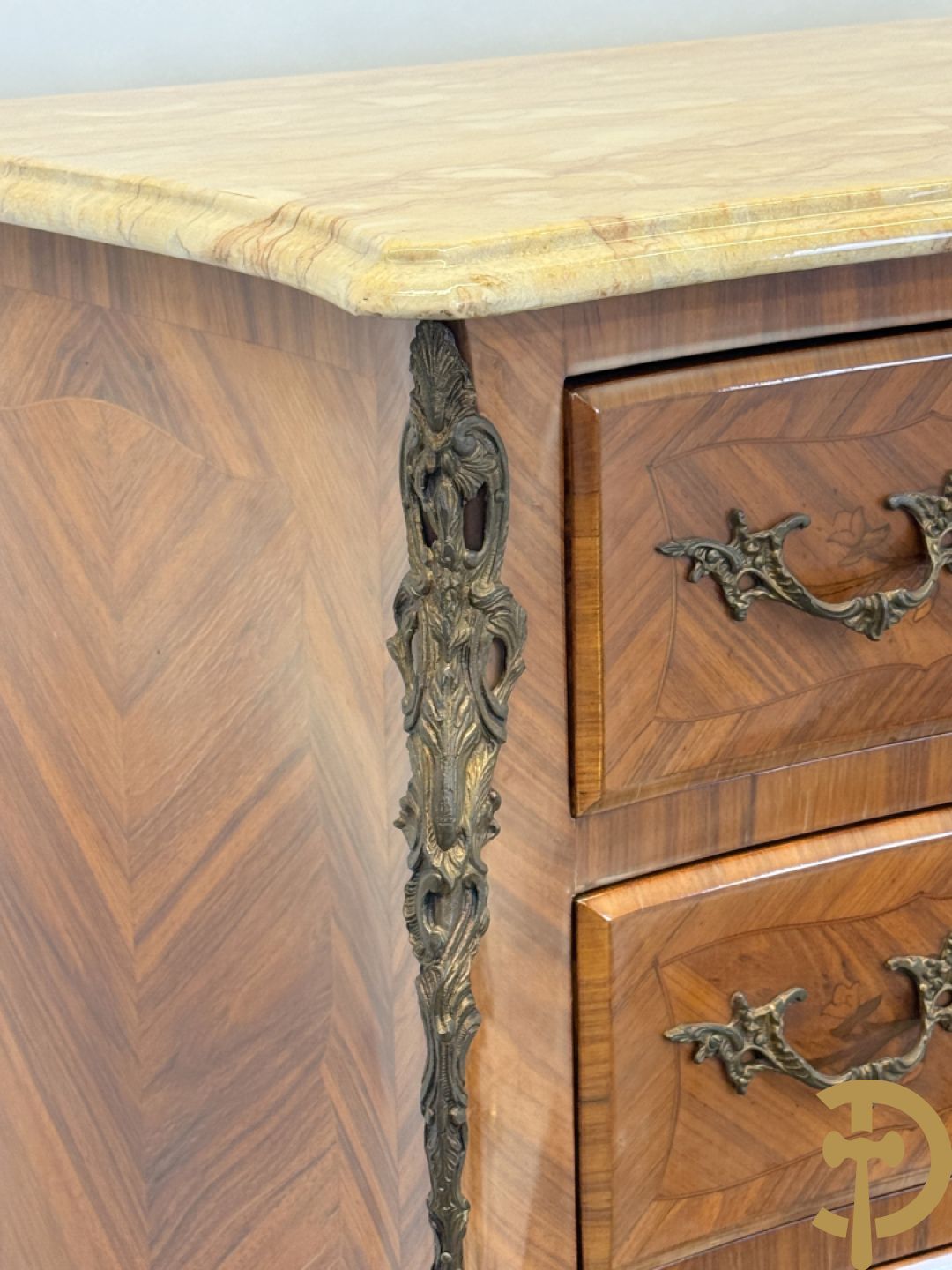 Notelaren zevenladenkast met bloemenmarquetterie en bronzen ornamenten, bovenaan met marmeren blad