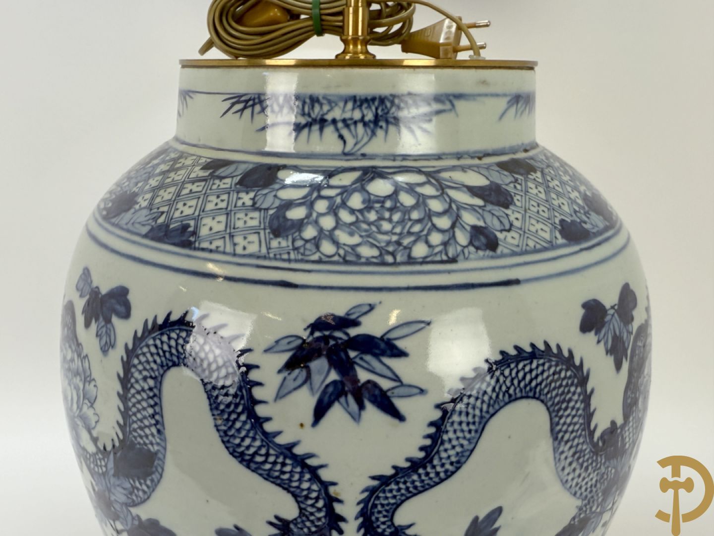 Paar Chinese blauw/witte porseleinen dekselvazen gedecoreerd met draken en bloemenmotieven, als lampadaire omgebouwd