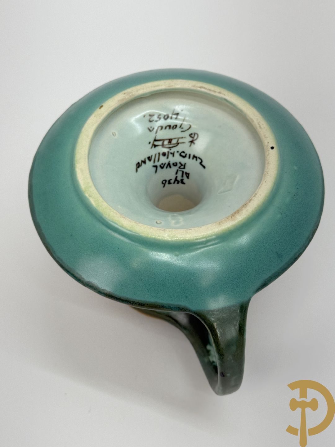 Drie borden in meerkleurige Gouda faience + kandelaar in Gouda faience + 2 vazen in Gouda + bonbonnière Gouda + vaasje Bergen