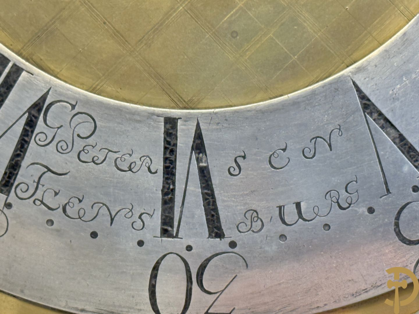 Beschilderde Engelse mahoniehouten grootvadersklok - deur met bloementafereel, getekend G. Peters Flensburg