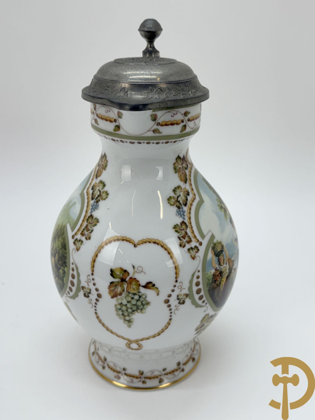 Varia porselein en keramiek : paar jardinières met zwanen, apothekerspot, 2 schenkkannen Franklin Mint en vaas Hutschenreuter