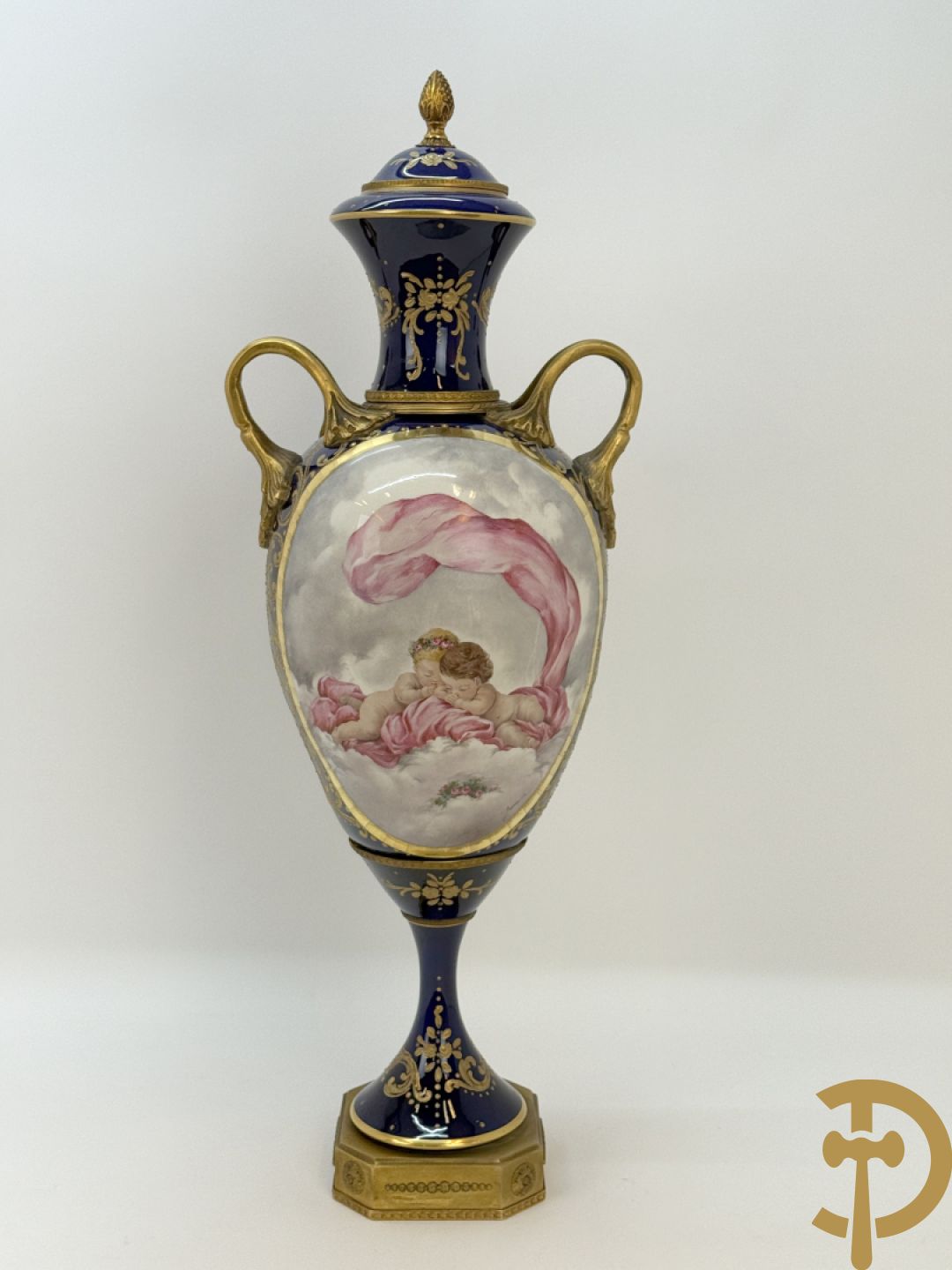 Paar Sèvres stijl vazen met bronzen oren en éénzijdig decor van cupido