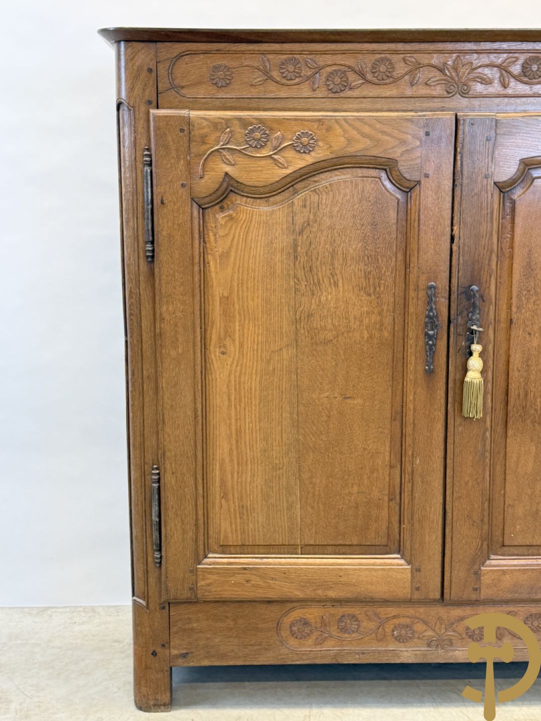 Massief eiken tweedeursdresse met gesculpteerde bloemen en afgestoken panelen in de deuren, Louis XV stijl, 19e