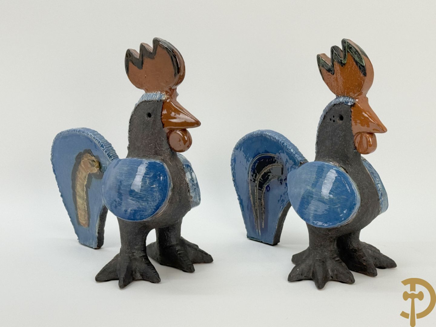 POUCHAIN Dominique getekend - Twee gekleurde keramieken hanen