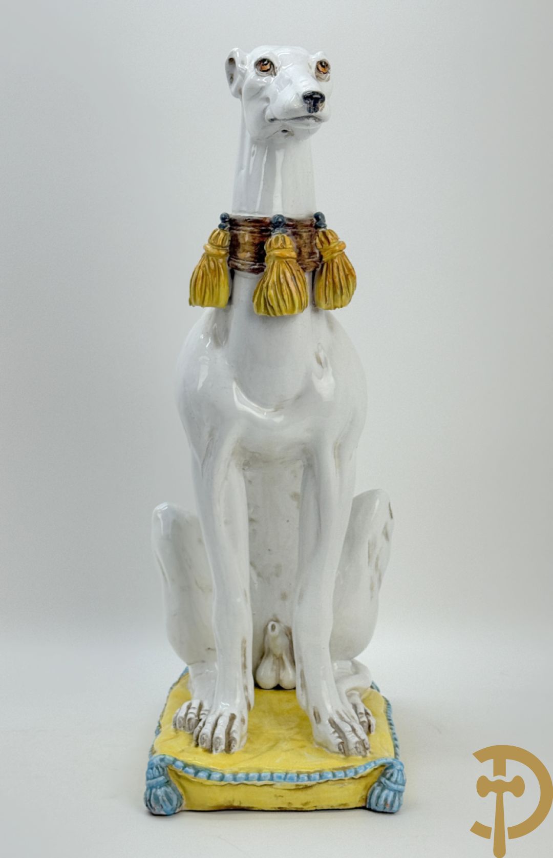 Italiaanse keramieken neergezeten witte windhond op kussen