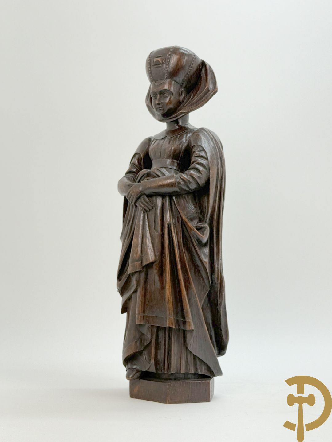 Houtgesculpteerd beeld van dame Pleurans