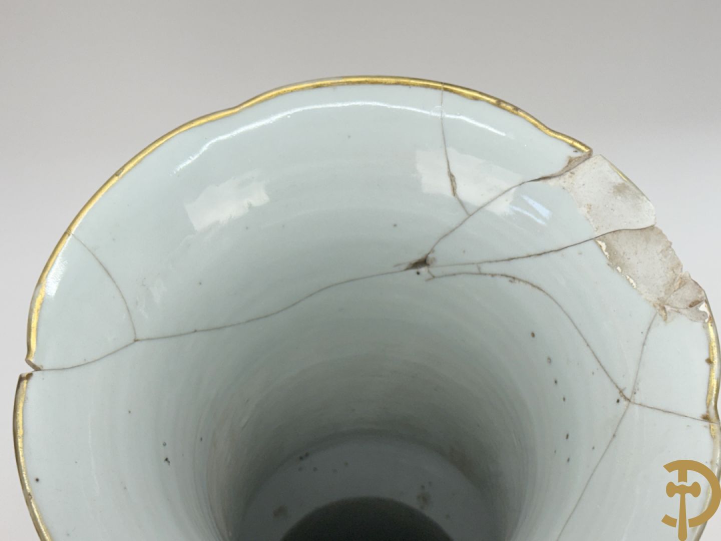 Antieke Chinese Gu vaas met geschenkendecor op zwarte fond