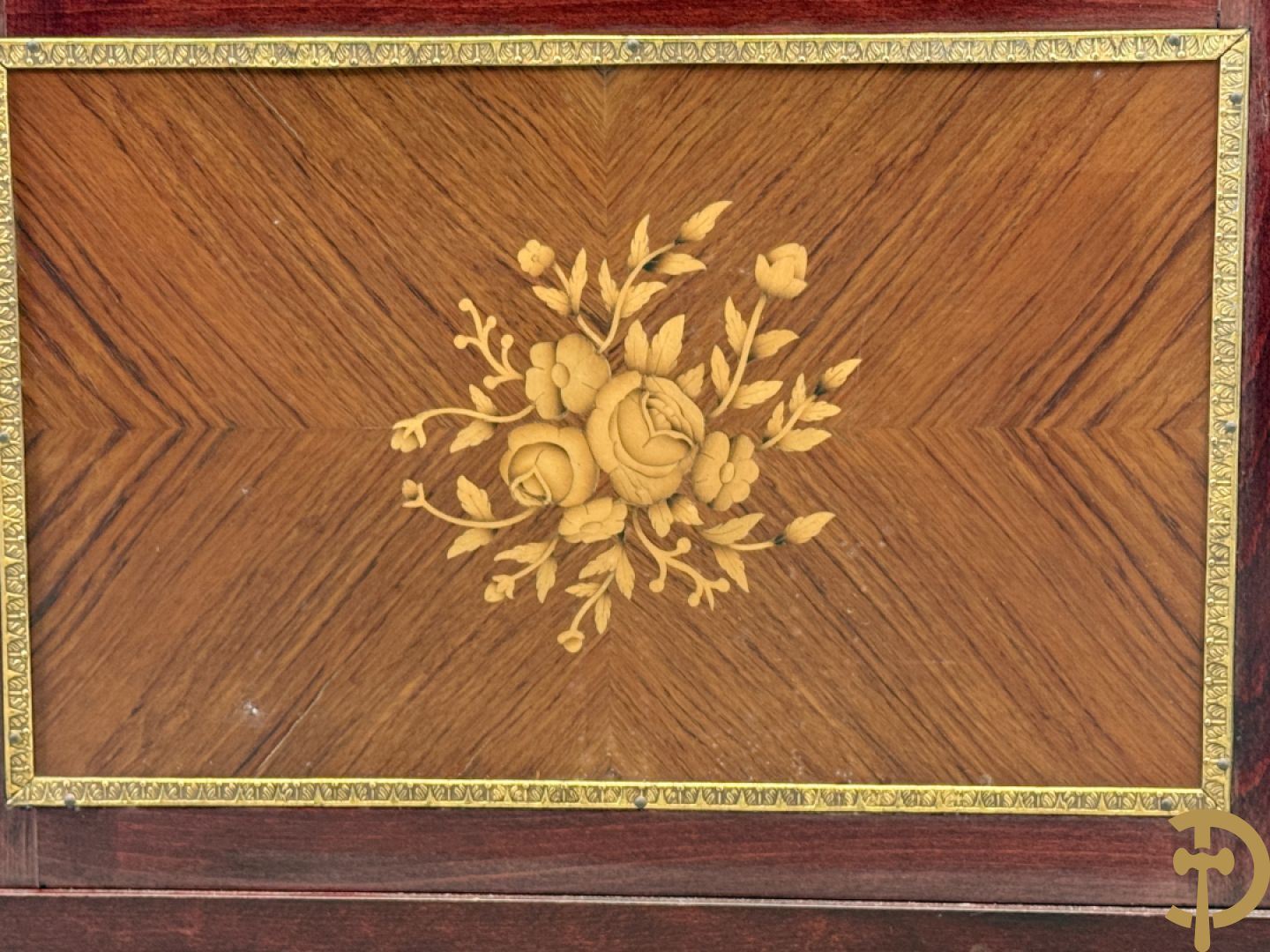 Notelaren vitrine met bloemenmarketterie en bronzen gallerij