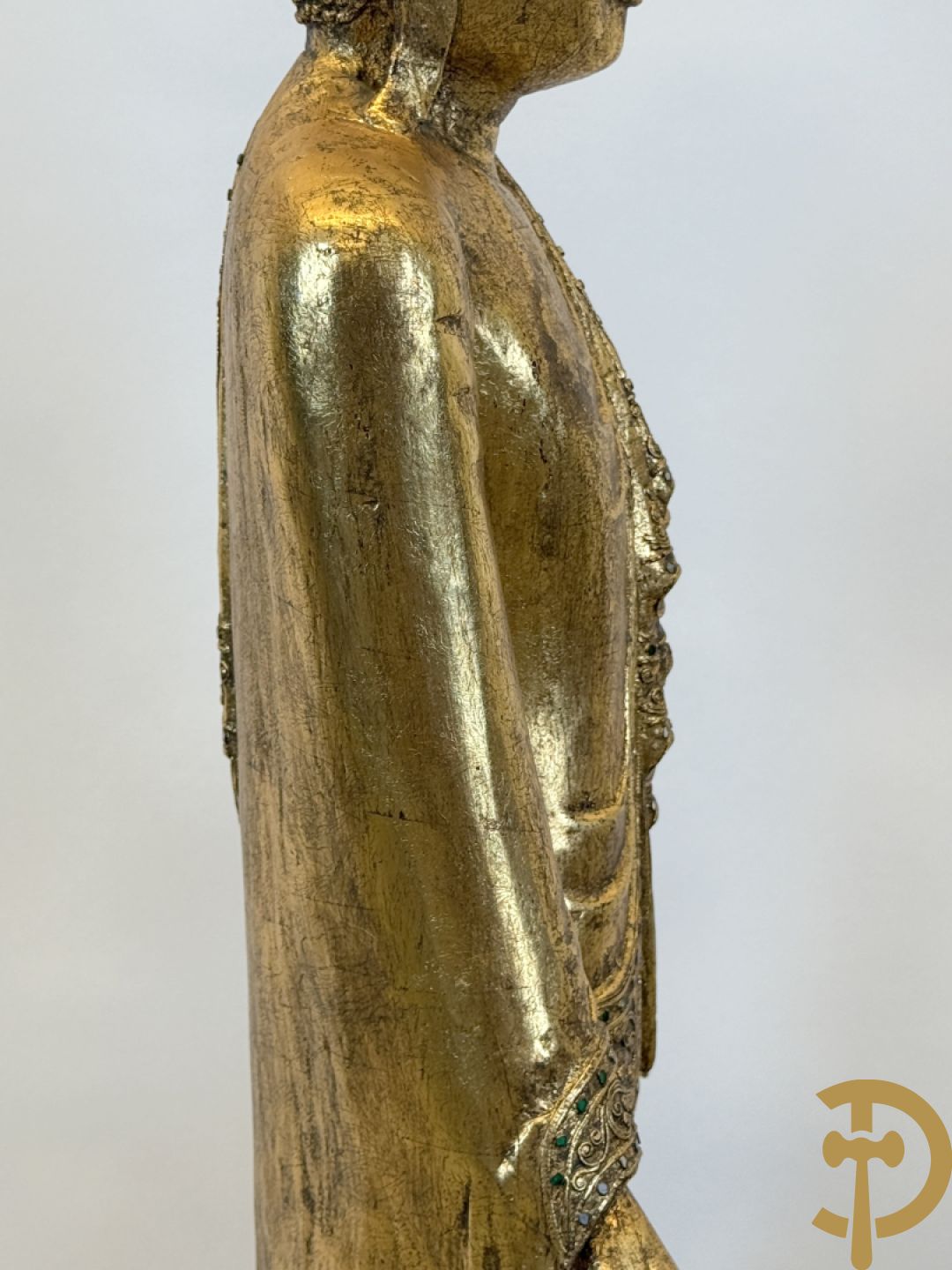 Vergulde houtgesculpteerde staande boedha bezet met spiegeltjes, op sokkel