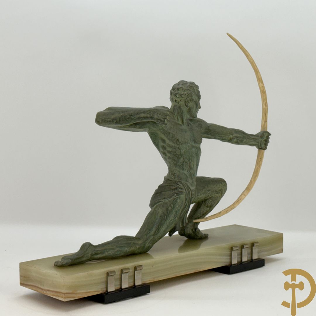 Kunstbronzen Art Deco beeld van boogschutter op onix marmeren basis